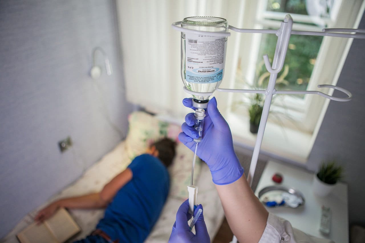 Быстрее всего отрезвляет капельница, специалистов можно вызвать на дом